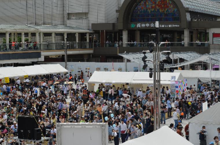 第38回みどりと太陽のまつりの会場内の来場の様子