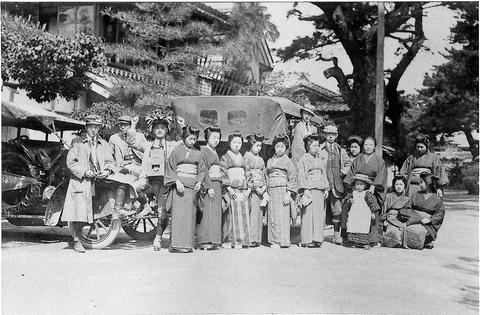 写真：万亀楼従業員記念写真