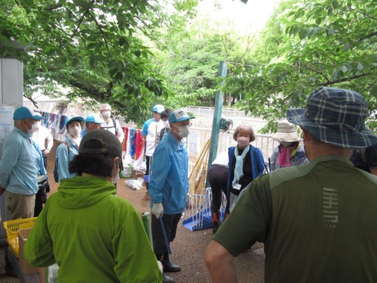 都賀川を守ろう会の清掃①